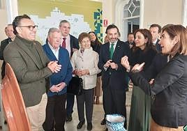 El artesano Paco Tito, Juan Pablo Tito (presidente de los Artesanos de Úbeda), el delegado de Empleo en Jaén, Francisco Joaquín Martínez, y la consejera de Empleo, Rocío Blanco, en la exposición.