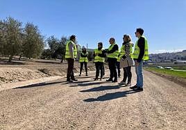 Jesús Estrella y Soledad Aranda durante la visita a Méngibar, junto a algunas de los profesionales encargos de la actuación.