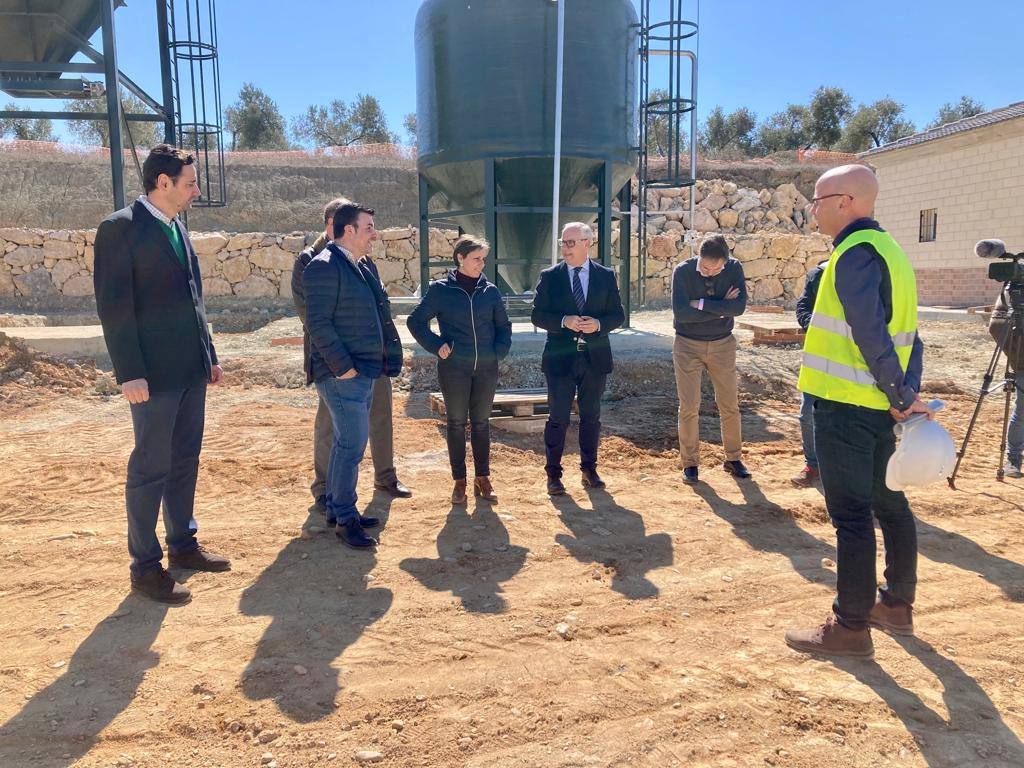 Pedro López, Soledad Aranda y Jesús Estrella visitan las obras de Jabalquinto junto a los profesionales.