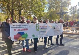 Miembros de la Asociación Granadina Síndrome Asperger-TEA en un acto de sensibilización en las calles de Granada.