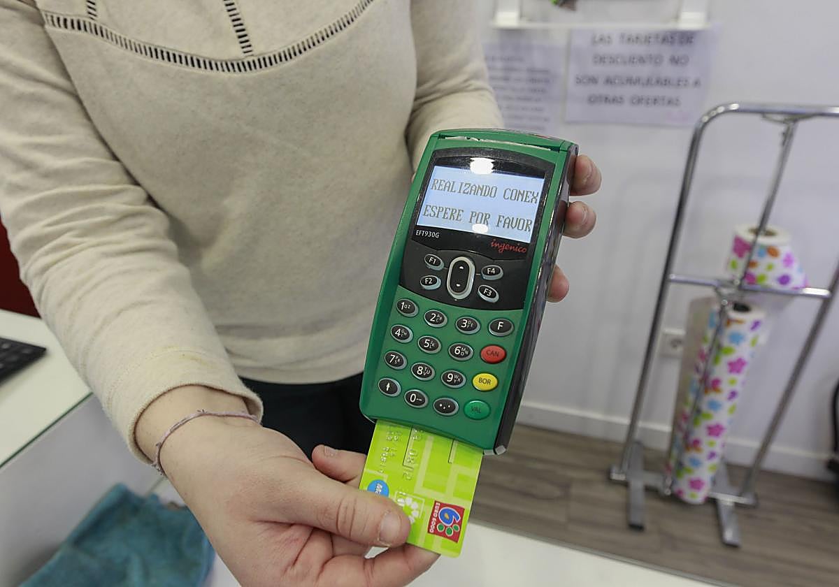 Aviso del Banco de España a quienes pagan con tarjeta en el supermercado.