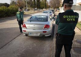 Guardia Civil custodia el coche del secuestrador.