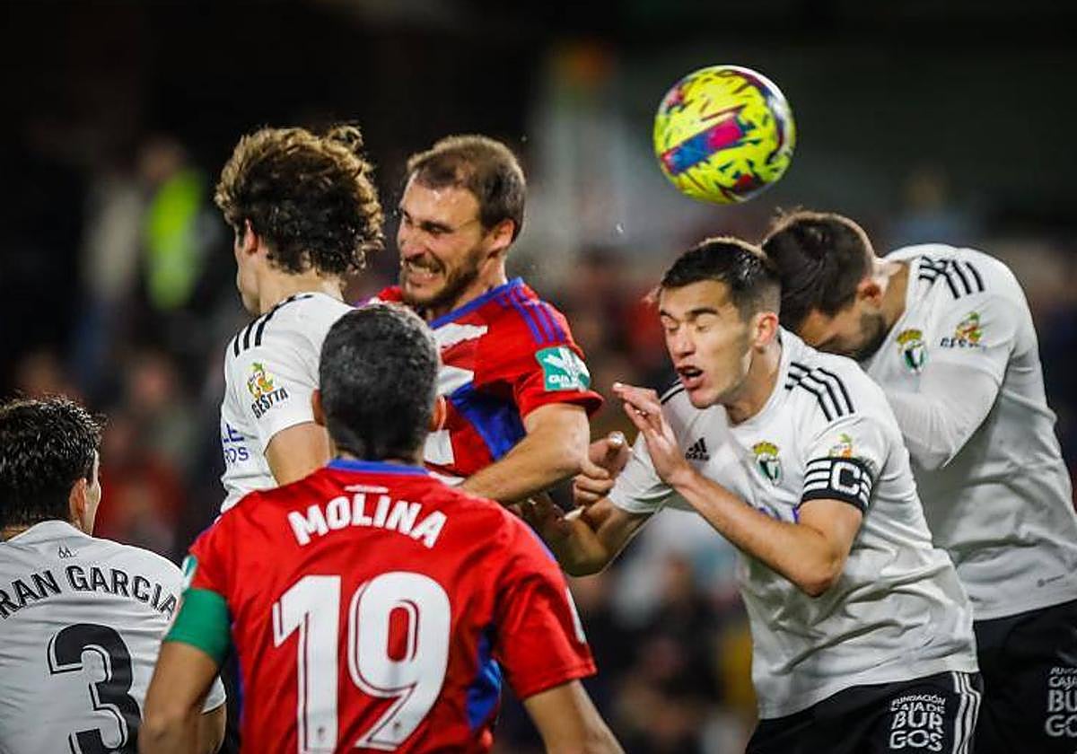 Ignasi Miquel, que no podrá jugar en El Plantío, rodedado de jugadores del Burgos, en el partido de la primera vuelta.
