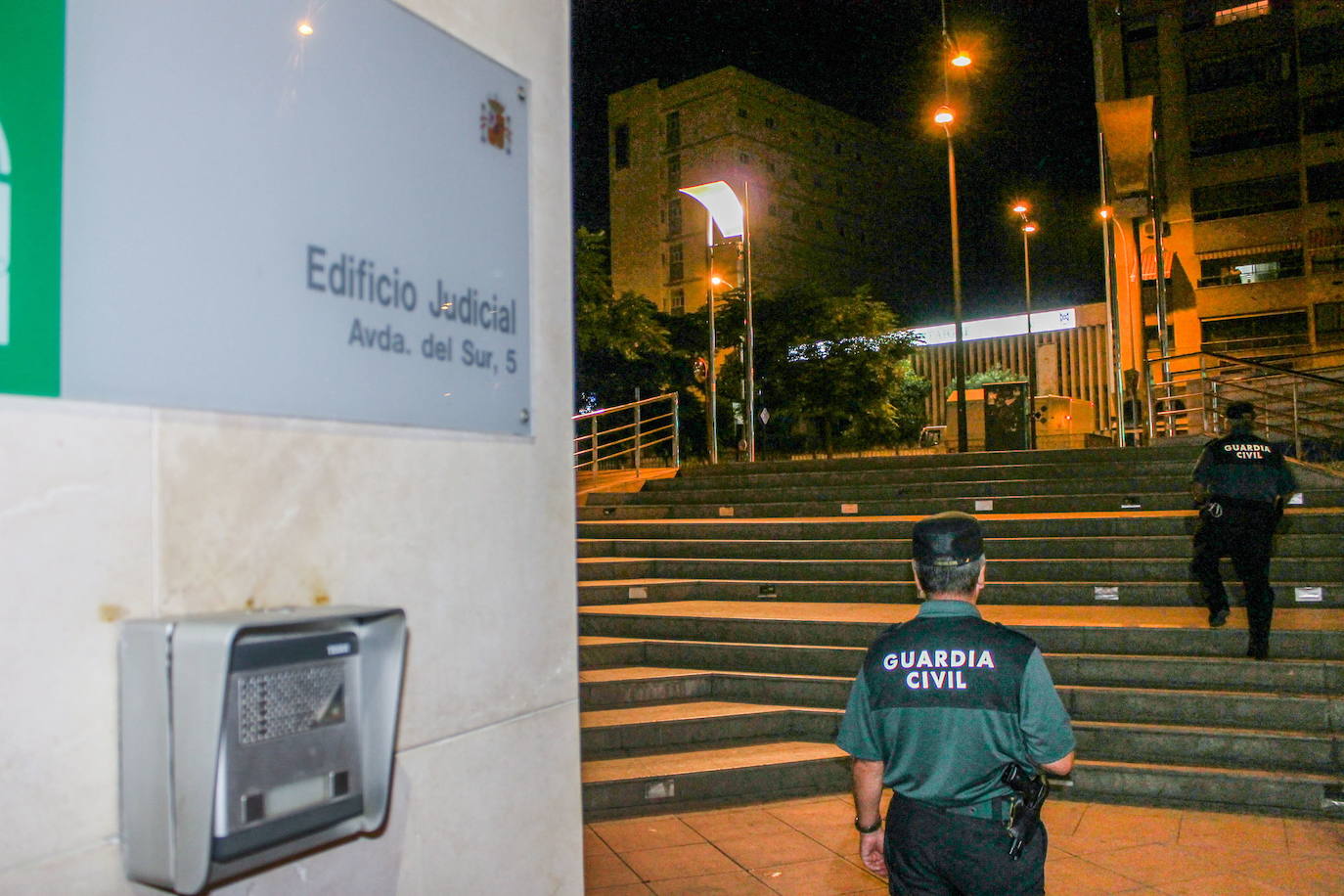 Uno de los agentes que custodian los accesos de la Caleta, en una foto de archivo.