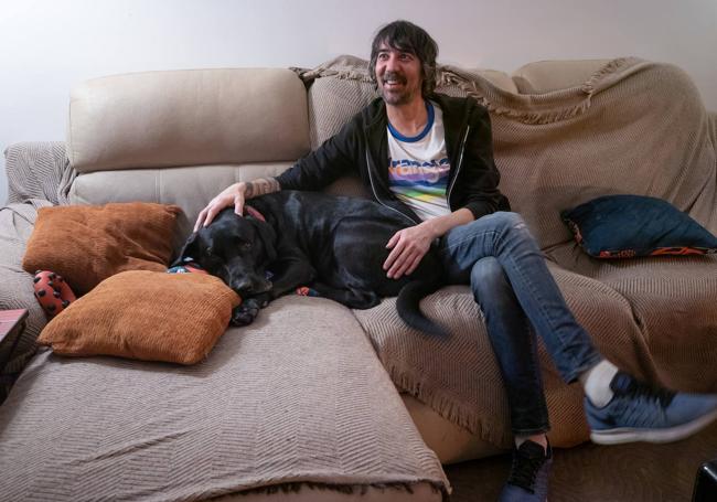 Douglas y Noni, en el salón de casa.