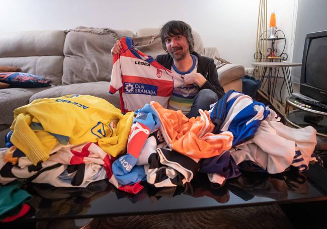 Noni, con sus camisetas de fútbol.