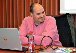 El corresponsal de guerra Antonio Pampliega durante su conferencia en la UAL.