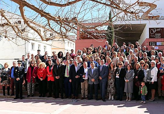 Premiados, autoridades y vecinos de Quesada durante la gala de los Premios Zabaleta 2023.