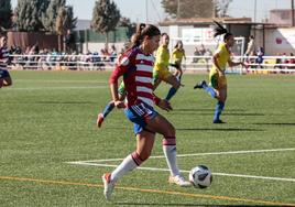 Laura Pérez enfila el área tras controlar un balón.