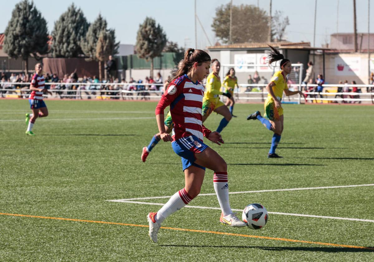 Laura Pérez enfila el área tras controlar un balón.