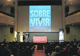 Proyección del documental 'Sobre vivir' en el Teatro Martínez Montañés.