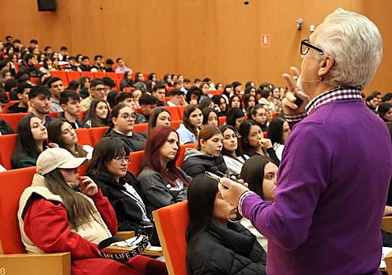 El director de Acceso y Relaciones con la Enseñanza Secundaria, Miguel Gámez, con alumnos en el Campus.