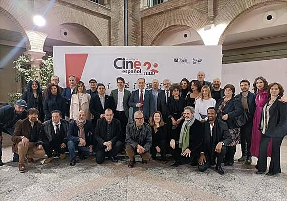 Eduardo Noriega, en el centro, junto a compañeros de profesión y autoridades, ayer en Cazorla.