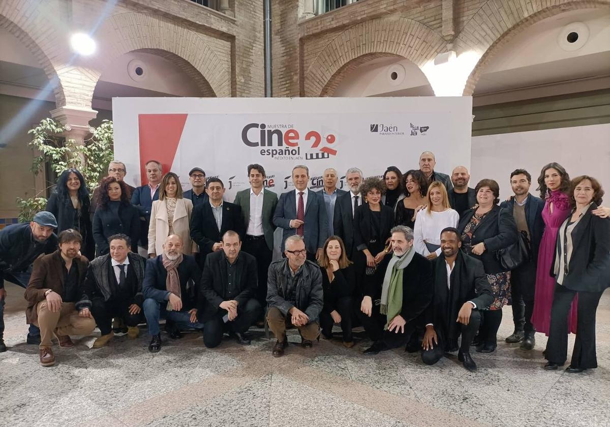 Eduardo Noriega, en el centro, junto a compañeros de profesión y autoridades, ayer en Cazorla.