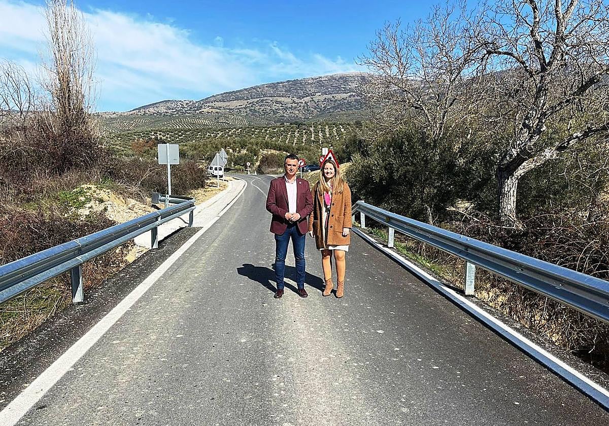 José Luis Agea y la alcaldesa de Los Villares, Ana Morillo.