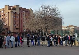 Cola parta acceder al casting en el complejo deportivo Núñez Blanca
