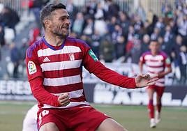 Jorge Molina celebra la tercera diana del Granada en El Plantío mirando a la grada.