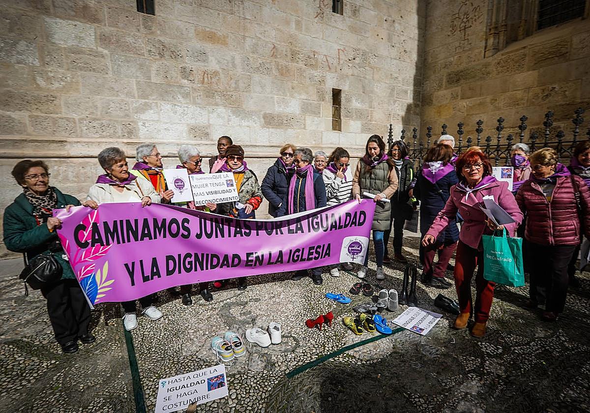 Grupo de mujeres protesta ante la Catedral para exigir «igualdad» en la Iglesia.