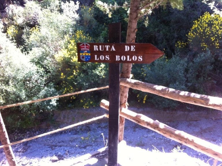 Imagen secundaria 2 - Cascada de los Bolos, túnel de la acequia y señal de inicio de la ruta.