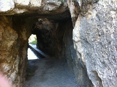 Imagen secundaria 1 - Cascada de los Bolos, túnel de la acequia y señal de inicio de la ruta.