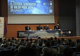 El rector y el director del INTA, en el centro, con el alcalde y el presidente de la Diputación.