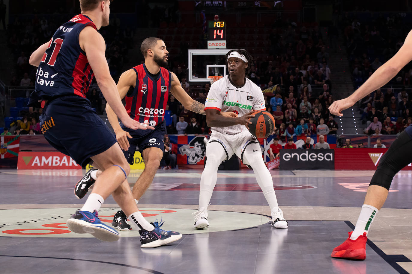 Thomas Bropleh, entre la defensa del Baskonia.