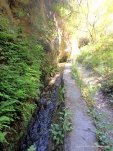 Imagen secundaria 2 - Vista de dos tramos de las Acequia Mahina y del río Dúrcal.