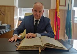 Luis Miguel Columna, presidente de la Audiencia Provincial de Almería, junto con el libro que contiene, entre otras, la sentencia del Crimen de Níjar.