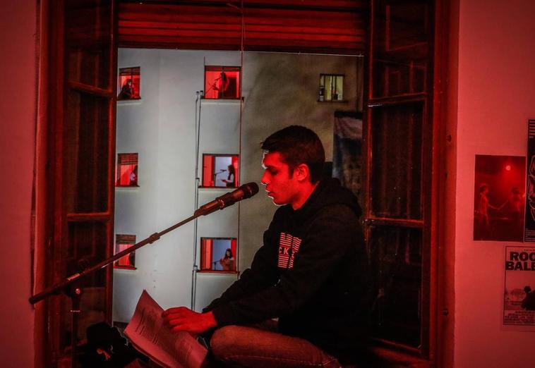 Un colegial del Santa Cruz la Real lee 'Égloga de dos Rascacielos' de Luis García Montero frente a los balcones de las colegialas del Santo Domingo.