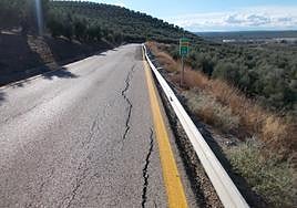 Estado del firme de la carretera entre Arjona y Marmolejo, la A-6176, donde se aprecian las grietas.