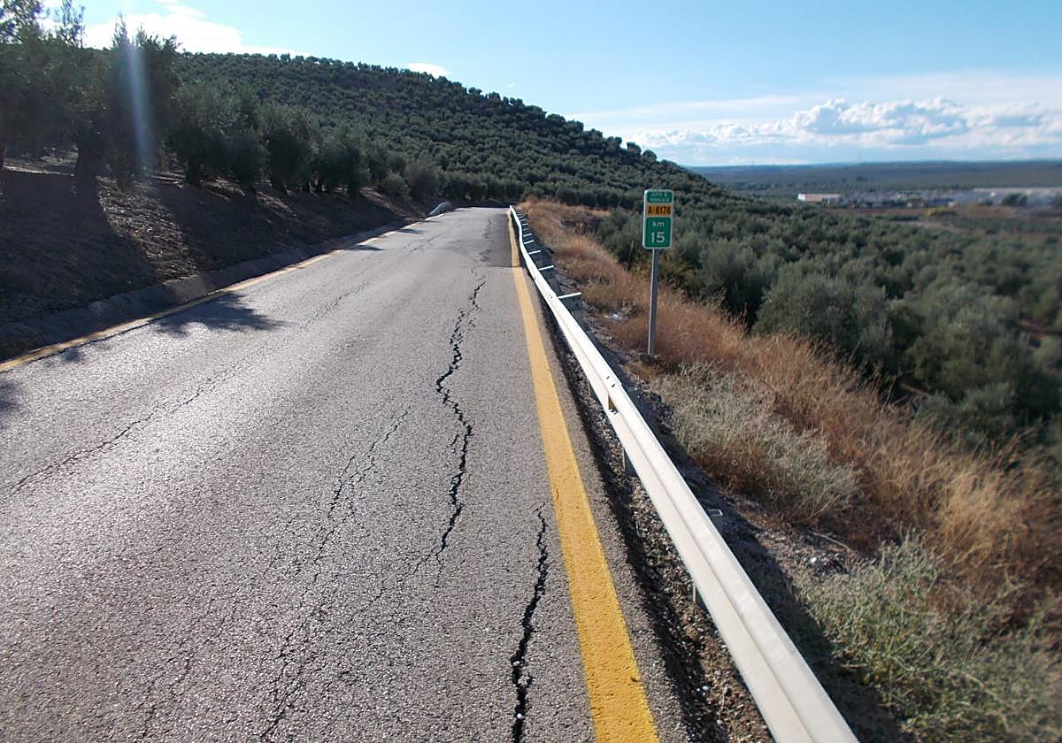 Estado del firme de la carretera entre Arjona y Marmolejo, la A-6176, donde se aprecian las grietas.