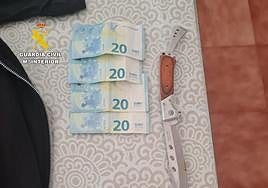 Dinero y una de las armas encontradas en la vivienda del atracador