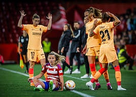 Lance del partido entre el Granada Femenino y el Atlético de Madrid