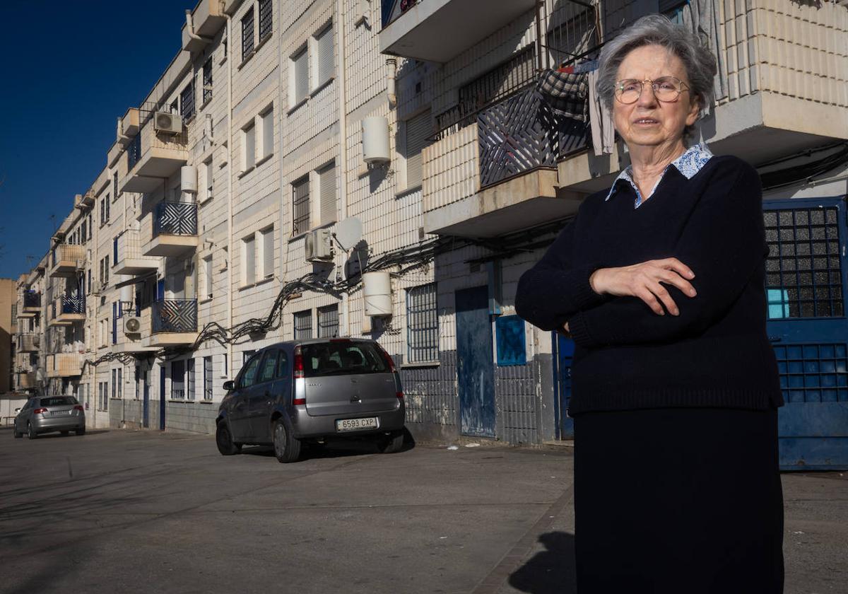 Pilar Heras posa en la entrada de la asociación, en el corazón de Molino Nuevo.