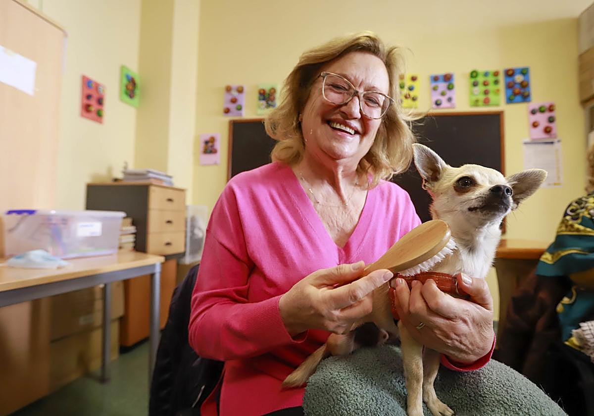 La activista contra el Alzheimer posa durante los talleres de AFA Contigo en Motril.