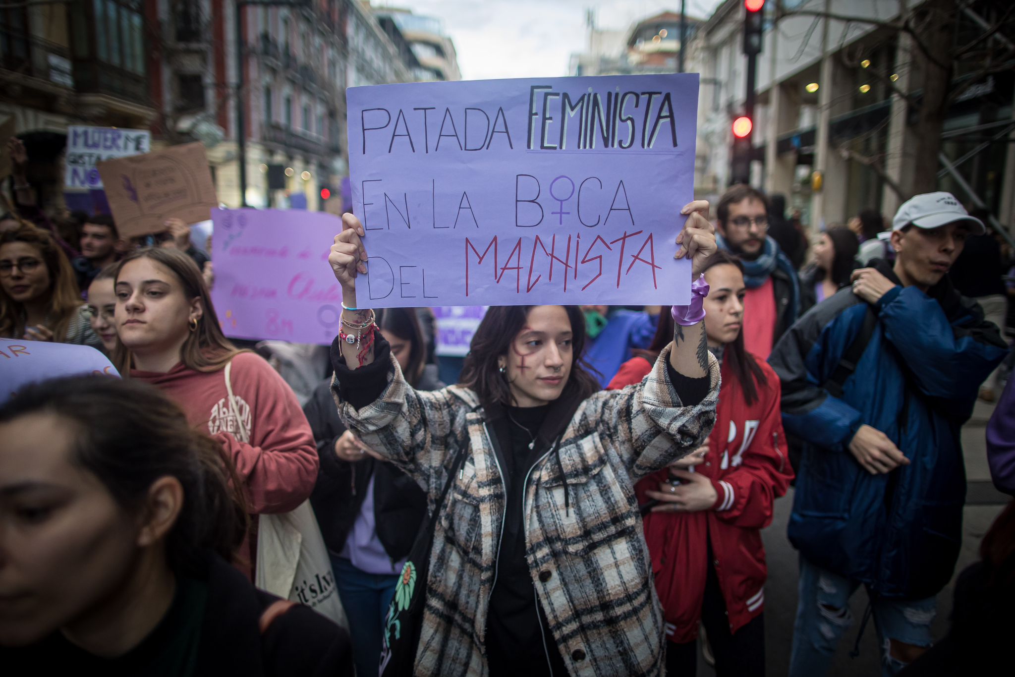 La marea morada se planta en las calles de Granada
