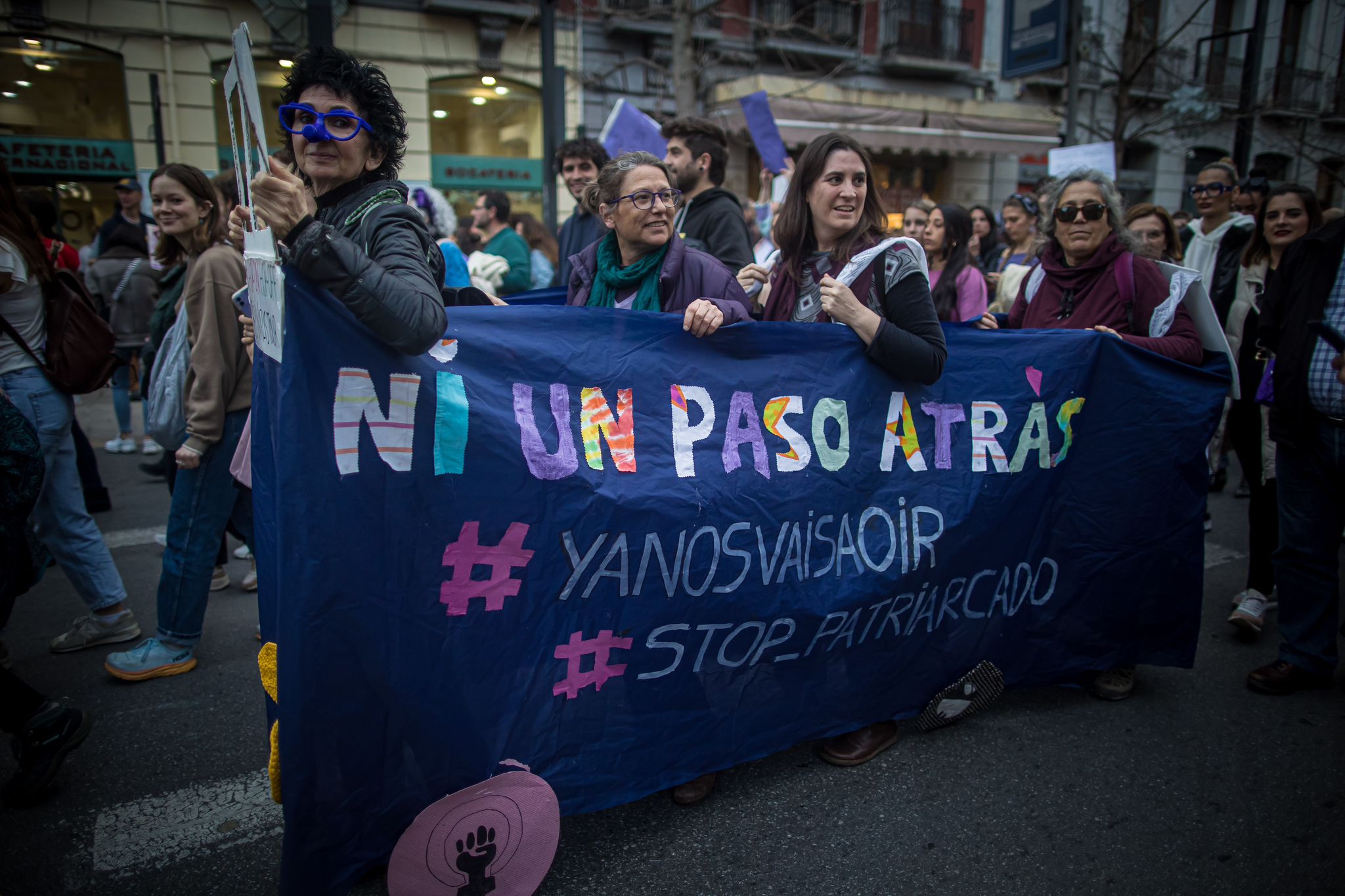 La marea morada se planta en las calles de Granada