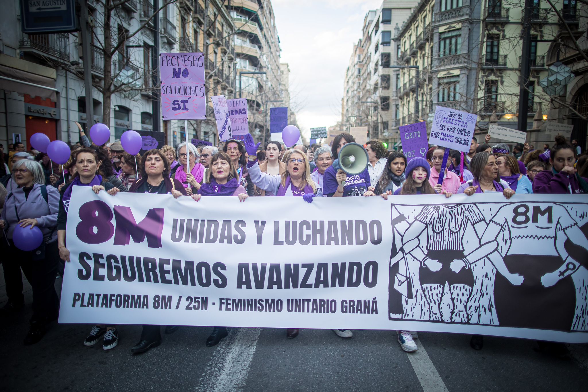 La marea morada se planta en las calles de Granada