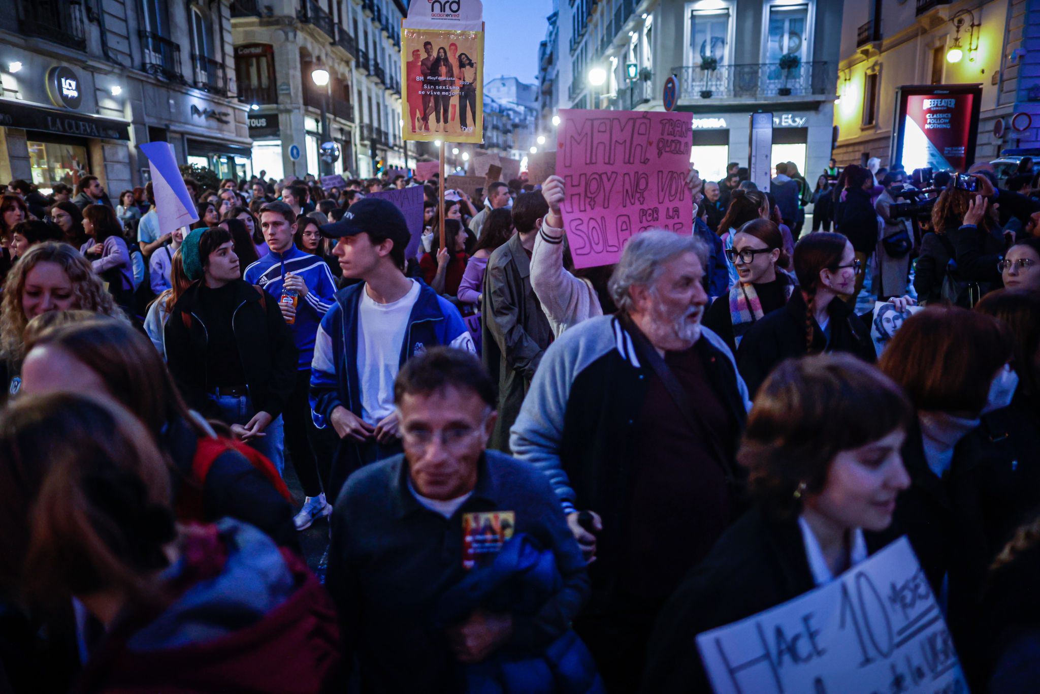 La marea morada se planta en las calles de Granada