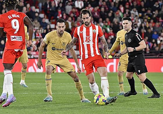 Eguaras, que controla el balón ante Busquets, quiere encontrar la senda del triunfo en Sevilla.