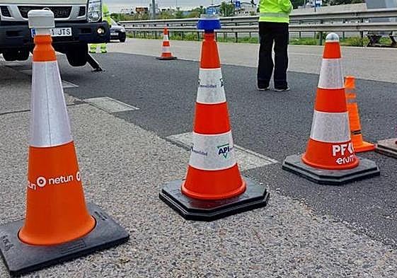 Así es el nuevo 'cono inteligente' de la DGT para controlar el tráfico.