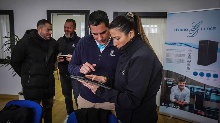 Trabajadores de Grupo Deluxe en la sede de la empresa, en el polígono Juncaril.