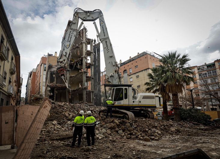 Las obras de demolición del edificio de la plaza Emilio Herrera ya están avanzadas.