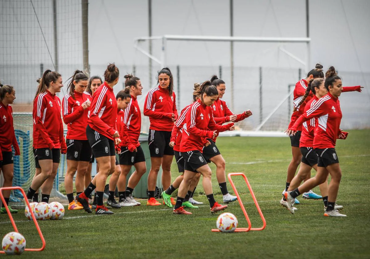 Las futbolistas del Granada, durante uno de sus últimos entrenamientos en la Ciudad Deportiva.