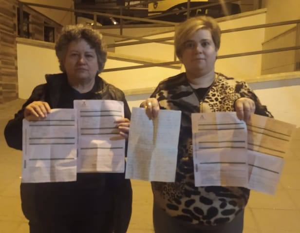 María Álvarez y Toñi Castillo, familiares de un paciente ingresado en la UCI, muestran algunas de las reclamaciones que han presentado.