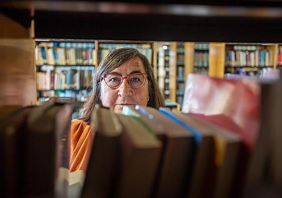 La investigadora María José Sánchez en la biblioteca de la Escuela Andaluza de Salud Pública.