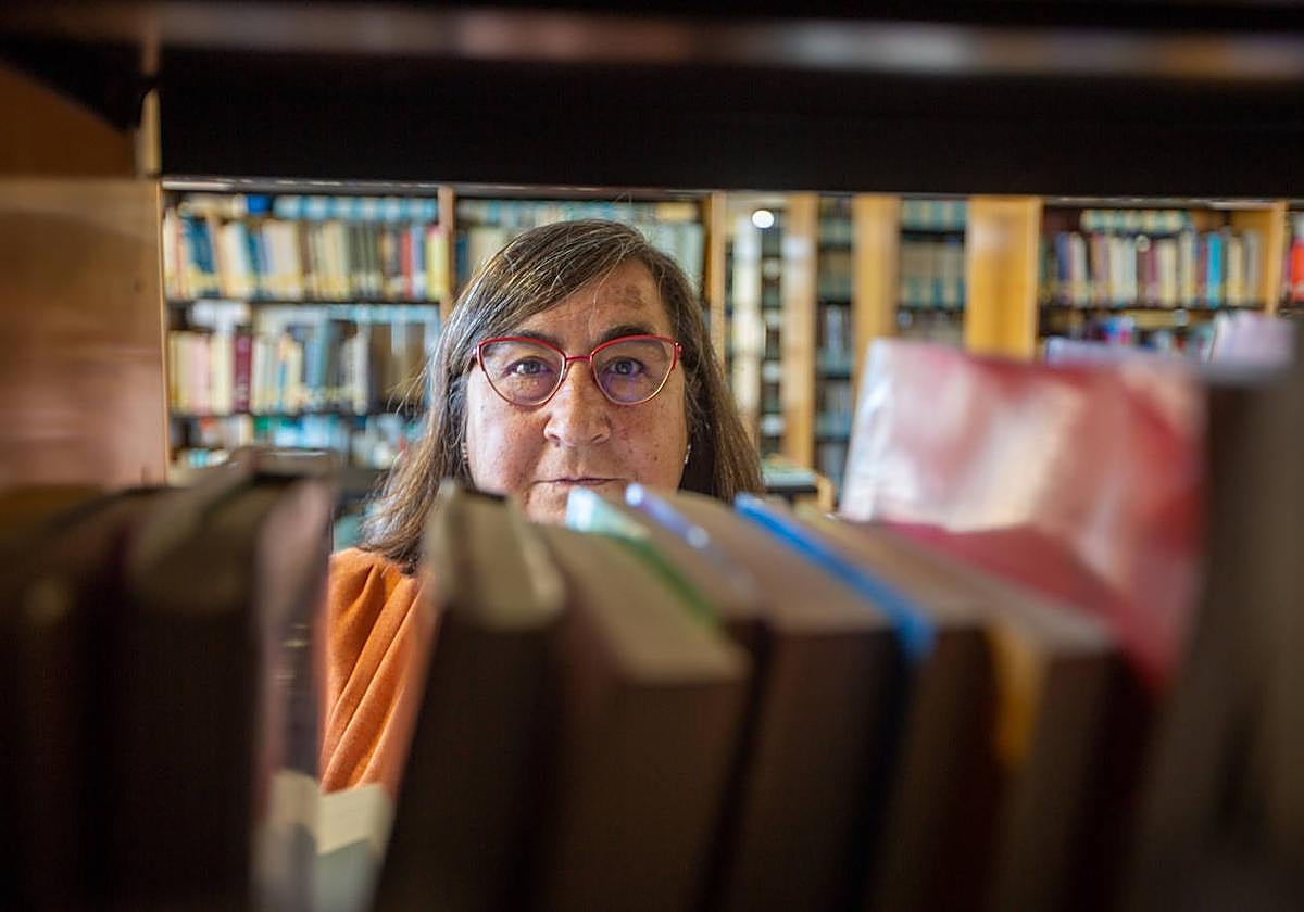 La investigadora María José Sánchez en la biblioteca de la Escuela Andaluza de Salud Pública.