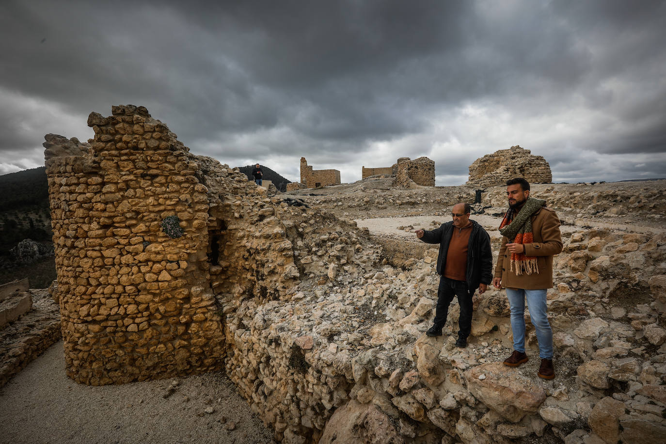 El alcalde de Moclín y el técnico de Cultura del Ayuntamiento visitan el castillo, en situación de ruina.