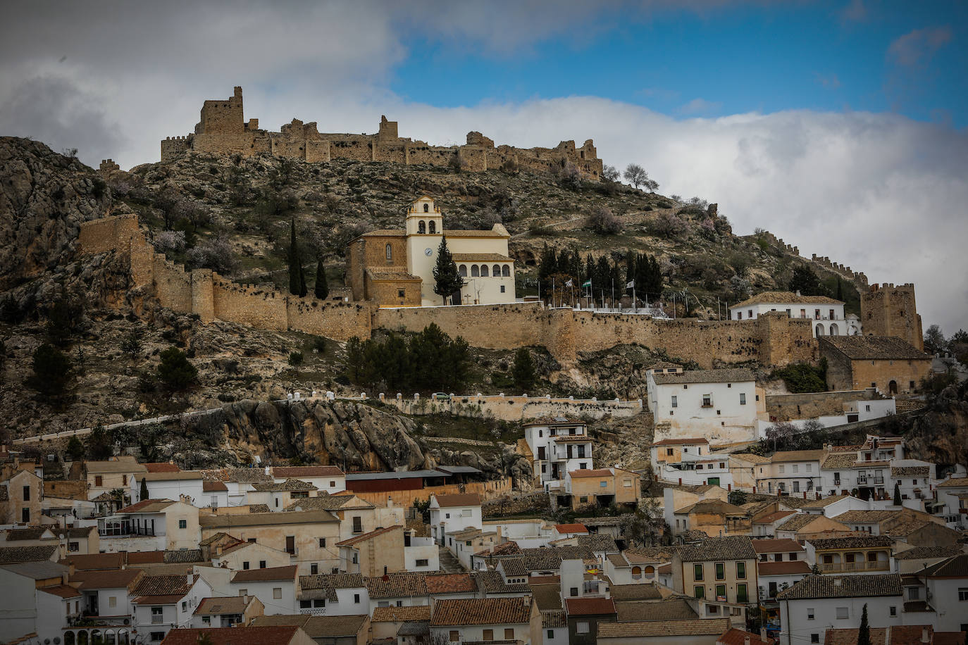 Imagen - Panorámica de Moclín con el castillo.