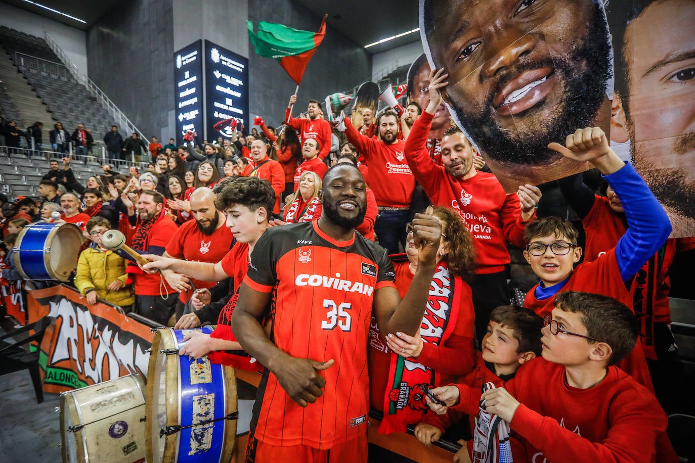 Youssou Ndoye (35), con la afición tras la victoria ante el Fuenlabrada.